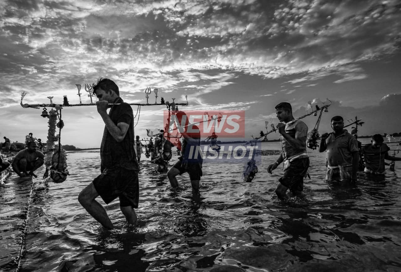 Kaudiya (Bol Bam) devotees collect holy Mahanadi water under police supervision and barricades at Cuttack's Gadagadia Ghat on the first Shravan Monday. Photo by: Sai Saswat Mishra